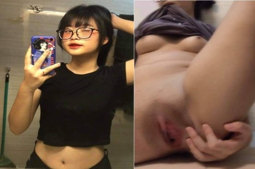 Em ấy chắc chắn đeo kính và mặc áo dài